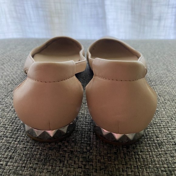 BCBG MAXAZRIA Light Tan Heeled Flat - Picture 6 of 7